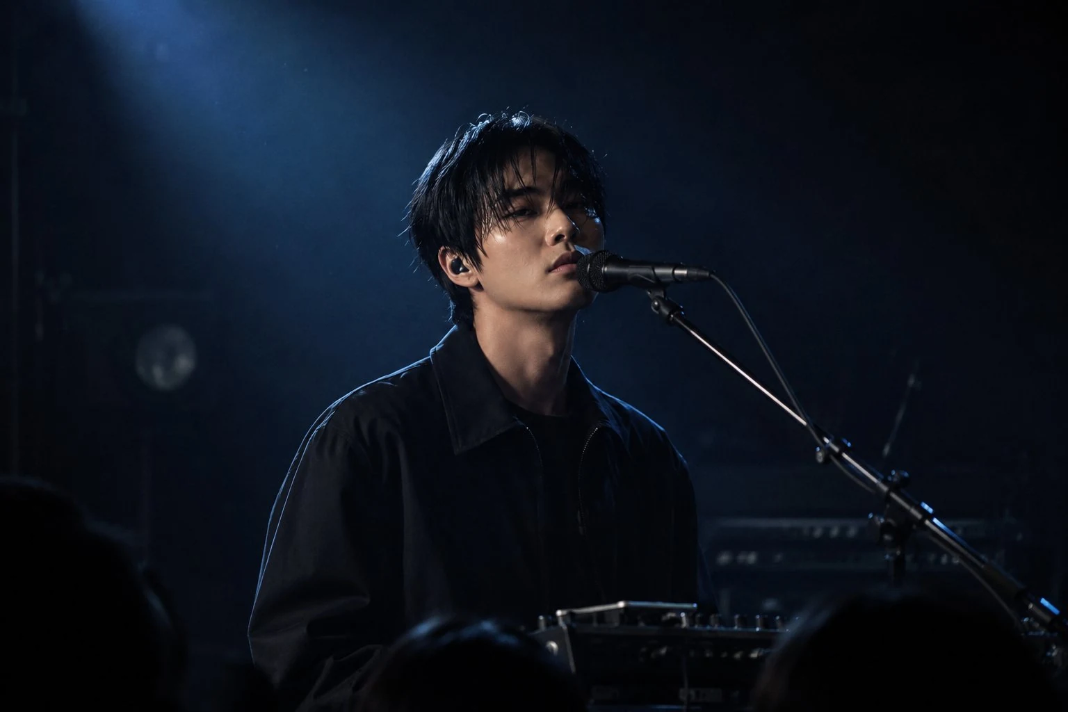 어두운 조명 아래 진행된 NOIR WAVE 퍼포먼스 사진